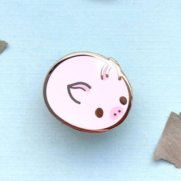 Pig Bun Enamel Pin - RARE Gold Plated Kawaii Animal Jewelry & Brooch - Picture 1 of 7